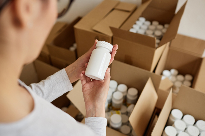 1Q | White label Shop| Woman packing products Woman packing white cans